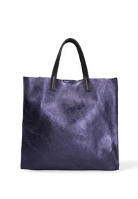 Paarse metalen tote bag met een gladde textuur, voorzien van zwarte leren handvatten en een minimalistisch ontwerp, ideaal voor dagelijks gebruik.