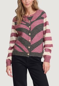 Il cardigan in lana presenta un motivo a righe rosa e crema con bottoni a forma di cuore, scollatura rotonda e polsini e orlo a coste.