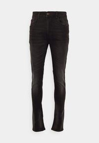 Jean en denim noir à coupe slim, avec une légère décoloration, des accents de couture rouge, un design à cinq poches et une fermeture à bouton sur le devant.