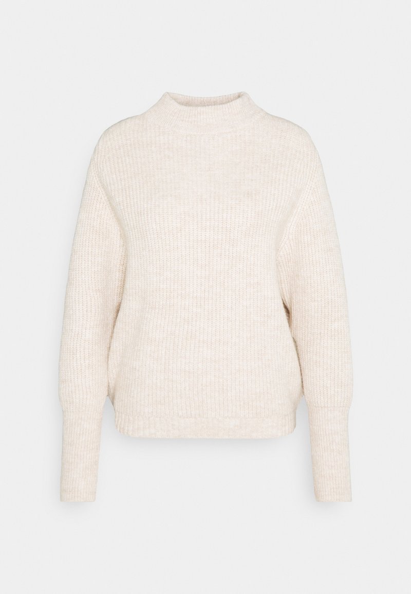 Beżowy sweter z dzianiny o wysokim kołnierzu, opadających ramionach i prążkowanej strukturze. Posiada długie rękawy i lekko skrócony brzeg.