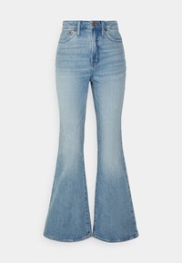 Jeans de denim de color azul claro, de pierna acampanada y cintura alta, con bolsillos frontales y un acabado limpio. La tela tiene una ligera textura desgastada.
