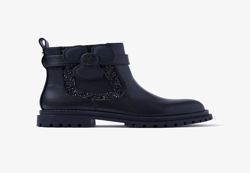 Botín negro hasta el tobillo con un acabado brillante, que presenta un acento decorativo de flor y un panel lateral brillante, suela de goma con un dibujo texturizado.