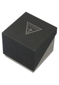 Czarny, teksturowany pudełko prezentowe z trójkątnym logo GUESS w odcieniu szarości. Pudełko ma kontrastującą szaro-skalną podstawę oraz kanciastą konstrukcję.