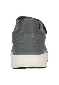 Grå atletisk sko med en tekstureret mesh-overdel, polstret krave, Velcro-rem og en hvid mellemsål. Har en holdbar sort gummisål.
