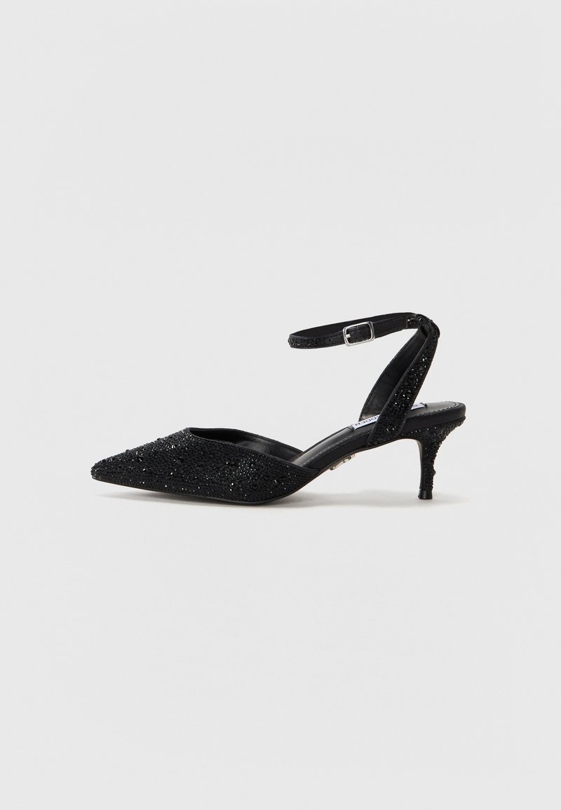 Escarpins noirs à bout pointu avec une tige texturée ornée d'accents étincelants. Une lanière ajustable à la cheville soutient un talon conique fin.