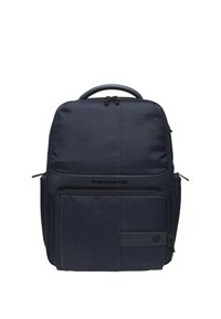 Zaino blu navy realizzato in tessuto resistente, con tasca anteriore con zip, manico superiore e dettaglio del logo sul pannello frontale. Texture liscia.