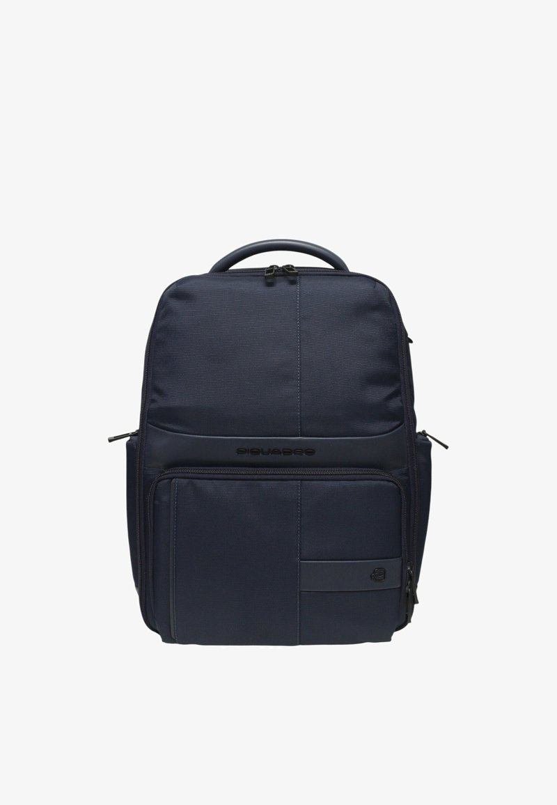 Zaino blu navy realizzato in tessuto resistente, con tasca anteriore con zip, manico superiore e dettaglio del logo sul pannello frontale. Texture liscia.