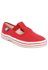 Rote Leinenschlupfschuhe mit elastischem Riemen, runder Form, weißer Gummisohle mit roten Streifen und einem kleinen blauen Logo-Tag.