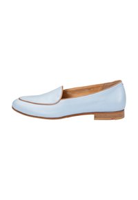 Mocassin en cuir bleu clair avec un bout arrondi et une couture subtile. Doté d'un petit talon en bois et d'une texture lisse. Pas de motifs visibles.