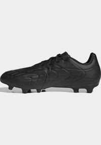 Botas de fútbol negras con superficie texturizada, diseño con cordones y tacos moldeados. Cuenta con un acabado suave y forma ergonómica para mayor comodidad.