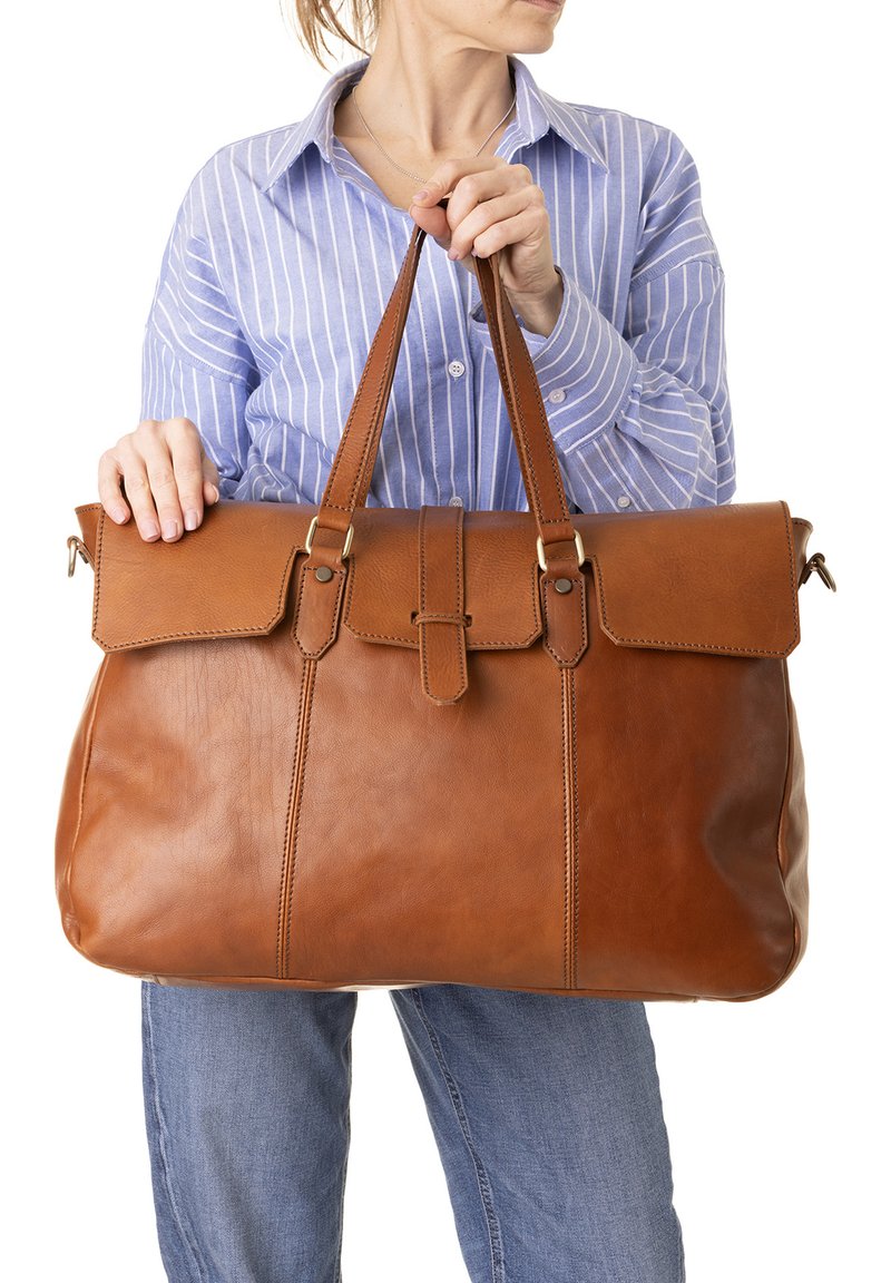 Borsa tote in pelle marrone con design strutturato, due manici superiori e chiusura a patta. Caratterizzata da rivetti e una texture liscia e fine.