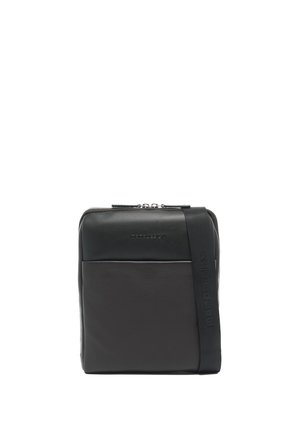 Zwarte leren crossbodytas met verstelbare riem, voorvak en ritssluiting, weergegeven tegen een witte achtergrond.