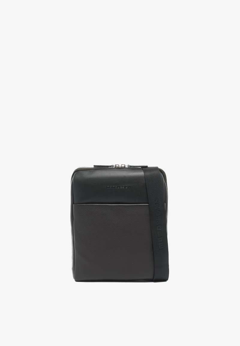 Sac bandoulière en cuir noir avec bandoulière réglable, poche avant et fermeture éclair, présenté sur un fond blanc.