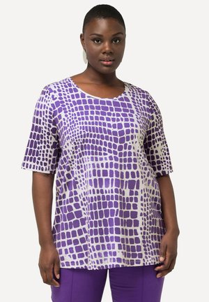 Lila und weiße kurzärmlige Bluse mit einem Gittermuster. Hergestellt aus leichtem Stoff, mit einem runden Ausschnitt und lockerer Passform.