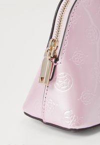 Borsa in pelle verniciata rosa con un motivo in rilievo, hardware della cerniera dorato e superficie texturizzata. Forma triangolare con rifinitura nera.