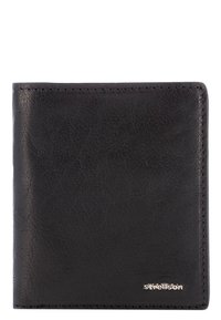 Portafoglio in pelle nera con una texture liscia, design bi-fold e accenti di cucitura sottili. Presenta un logo argentato nell'angolo in basso a destra.