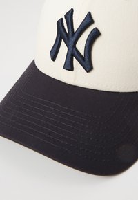 New Era COLOURBLOCK 9FORTY® UNISEX - Kepuraitė - off-white/navy