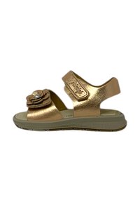 Sandalo metallizzato oro con due cinturini regolabili, dettaglio floreale sulla punta e suola in gomma testurizzata per una migliore aderenza.