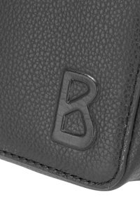 Svart texturerat läderaccessoar med ett präglat "B"-logotyp. Distinkt sömnad längs kanterna förbättrar hållbarheten.