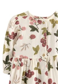 Bloemjurk in crèmekleurige katoen, met roze bessen en groene bladeren patronen. Ronde halslijn met vijf knoopsluitingen en een geraffineerde taille.