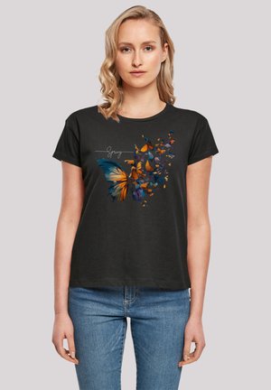 Schwarzes T-Shirt mit einem bunten Schmetterlingsmotiv in orange, blau und gelb. Kurzarm-Design und runder Halsausschnitt.