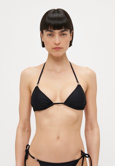 Schwarzes Bikini-Set mit dreieckigen Cups, dünnen verstellbaren Trägern und einem seitlich gebundenen Unterteil mit metallischem Akzent. Sanfte Textur und minimalistisches Design.