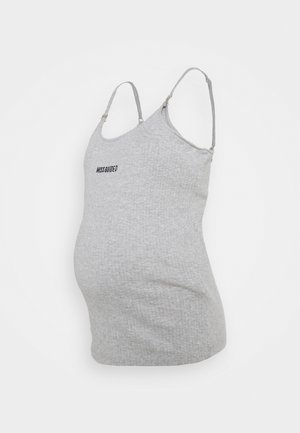 Top de maternidad gris de tirantes, hecho de una suave tela acanalada, con correas ajustables y un logo impreso en la parte frontal. Dobladillo curvado en la parte inferior.