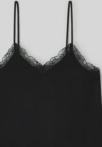 Camisole noire avec des bretelles réglables, ornée d'une finition en dentelle décorative le long de l'encolure, fabriquée en tissu doux avec une texture lisse.