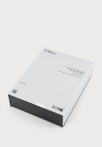 Cutie rectangulară albă cu accente negre, având un finisaj lucios, text, un cod QR și un design minimalist. Măsoară aproximativ 30x20 cm.