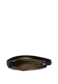 Pochette en cuir noir avec fermeture zippée. Présente une texture lisse et un design minimaliste. L'intérieur est beige avec un seul compartiment.