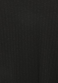 Czarny materiał tekstylny o teksturowanej powierzchni, z subtelnymi pionowymi wzorami i miękkim, elastycznym wyglądem, odpowiedni do odzieży.