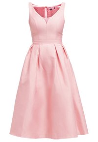 Vaaleanpunainen hihaton mekko, jossa on istuva yläosa, laskostettu hame ja V-mallinen pääntie. Valmistettu sileästä, kiiltävästä kankaasta. Piilotettu takavetoketju.