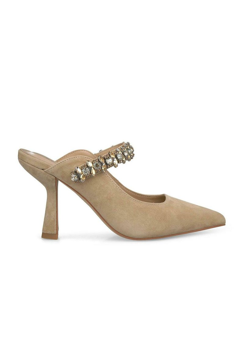 Chaussure à talon haut en suède beige avec un bout pointu et une sangle décorative ornée de pierres transparentes et métalliques. Design à talon carré.
