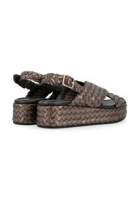 Sandali platform in pelle intrecciata marrone con cinturino regolabile, apertura ampia e superficie testurizzata. Presentano una suola spessa per un'altezza aggiuntiva.