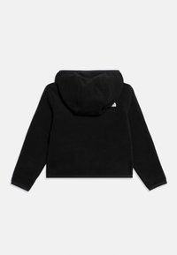 Μαύρο φλις φούτερ με μακρυά μανίκια, εμφανές κουκούλι και μικρό λευκό λογότυπο στη δεξιά πλευρά πάνω στην πλάτη.