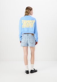 Tommy Jeans HOT PANT - Denim shorts - denim light