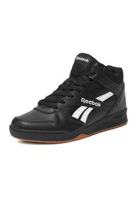 Czarne wysokie sneakersy wykonane ze skóry o fakturze, z białym logo Reebok i paskami oraz gumową podeszwą w kolorze przypominającym gumę.
