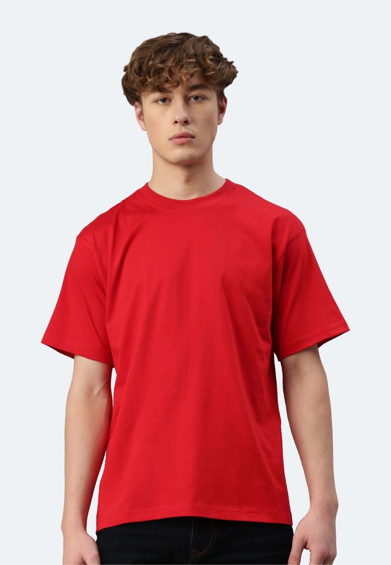 Rotes Baumwoll-T-Shirt mit Rundhalsausschnitt, kurzen Ärmeln und lockerer Passform. Glatte Textur ohne sichtbare Muster oder Akzente.