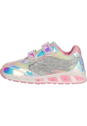Multikleur kindersneaker met een glanzend iriserend bovenwerk, zilveren glitteraccenten, roze afwerking en een witte, gestructureerde zool. Twee Klittebandsluitingen.