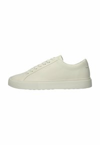 Witte leren sneaker met een gladde textuur, minimalistisch ontwerp, vetersluiting aan de voorkant en een dikke rubberen zool. Geen zichtbare logo's of patronen.