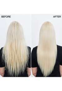 Blondes Haar von hinten gesehen, linke Seite mit langen, verfilzten Strähnen, rechte Seite glatt, gerade und sichtbar gepflegter.