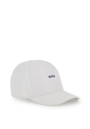 Gorra de béisbol blanca con visera curvada y texto negro "BOSS" en el panel frontal, mostrada sobre un fondo blanco liso.