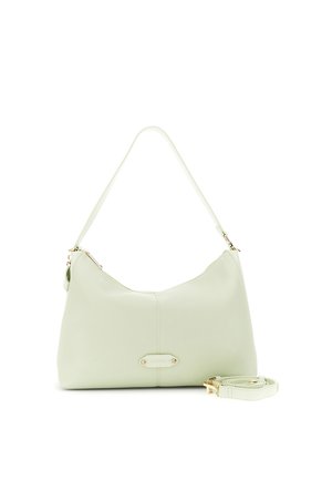 Bolso de hombro de cuero verde claro con cremallera dorada, una correa desmontable colocada al lado y una pequeña placa de marca dorada en el frente.