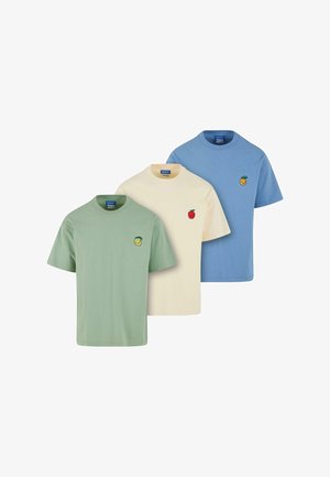 Trzy bawełniane koszulki w kolorach zielonym, beżowym i niebieskim, z małym haftowanym jabłkiem lub uśmiechniętą buźką na piersi. Krótkie rękawy, okrągły dekolt.