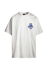 Witte katoenen t-shirt met een ronde hals, met blauwe tekst: "Red Bull Racing TEAM RECORDS COMPETING SINCE '04." Korte mouwen, losse pasvorm.