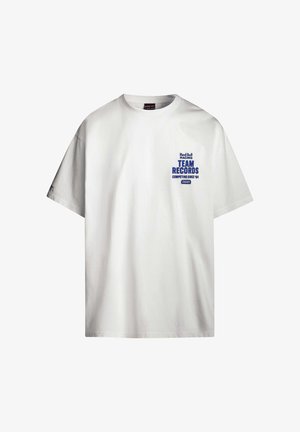 Weißes Baumwoll-T-Shirt mit Rundhalsausschnitt, versehen mit blauer Schrift: "Red Bull Racing TEAM RECORDS SEIT '04 IM WETTBEWERB." Kurze Ärmel, lockere Passform.