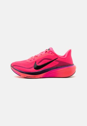 Φωτεινό ροζ παπούτσι Nike για τρέξιμο με μαύρο λογότυπο Swoosh, μαύρες και μωβ λεπτομέρειες στη σόλα και σχέδιο με κορδόνια, εμφανίζεται σε πλευρικό προφίλ.