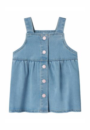 Lichtblauwe denim jurk met een aansluitend lijfje, een uitlopende rok, brede schouderbanden en vijf roze knopen aan de voorkant.