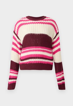 Kötött pulóver vízszintes csíkokkal, rózsaszín, bordó és tejszín színekben. Rövidített fazon kerek nyakkivágással és bordázott passzékkal. Texturált minta.