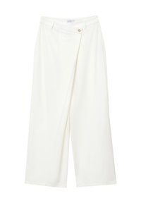 Pantalons larges blancs en tissu lisse, avec un design plié et un accent en doré avec un bouton sur la taille.